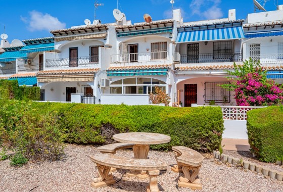 Adosado - Segunda Mano - Torrevieja - Lago jardin