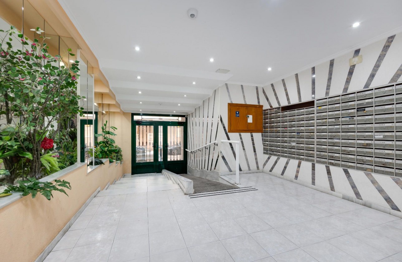 Resale - Apartment - Torrevieja - Acequion