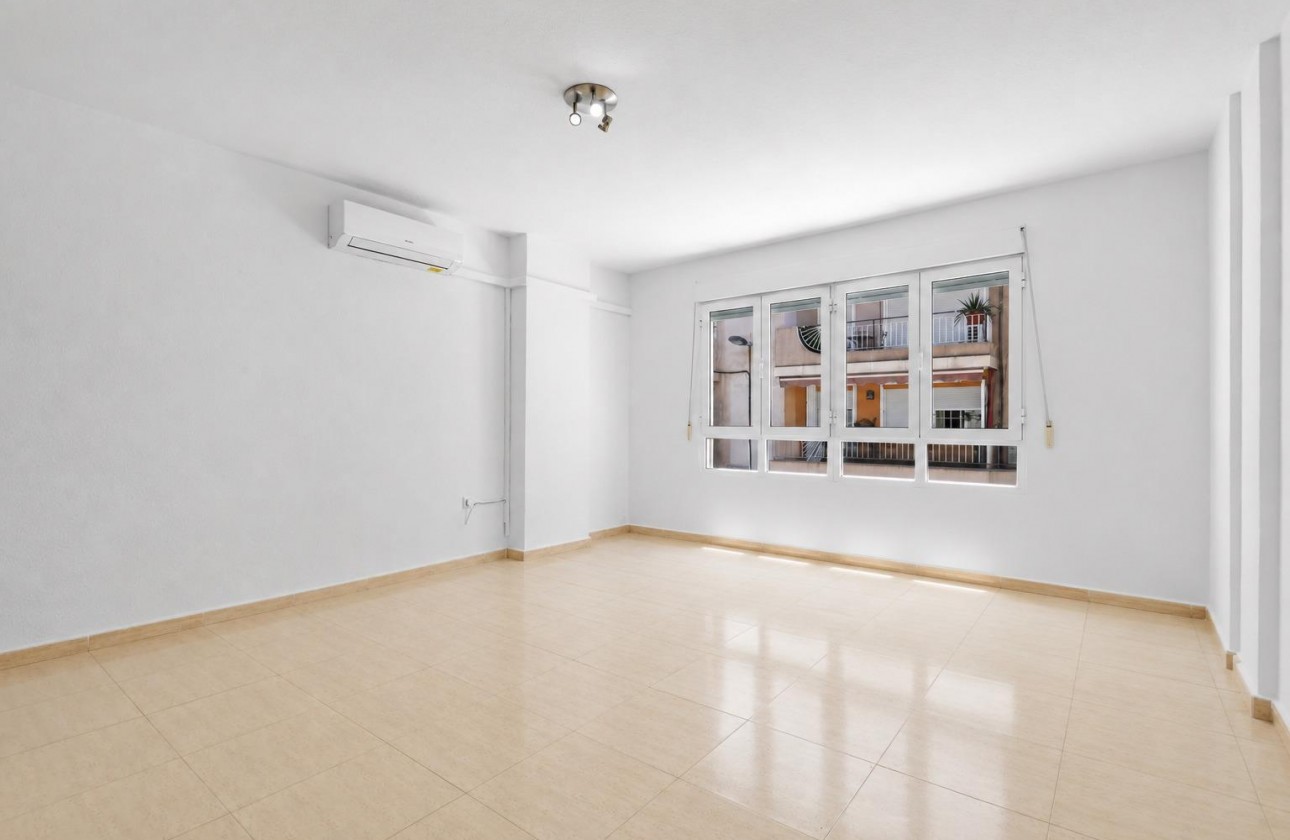 Resale - Apartment - Torrevieja - Puerto Deportivo