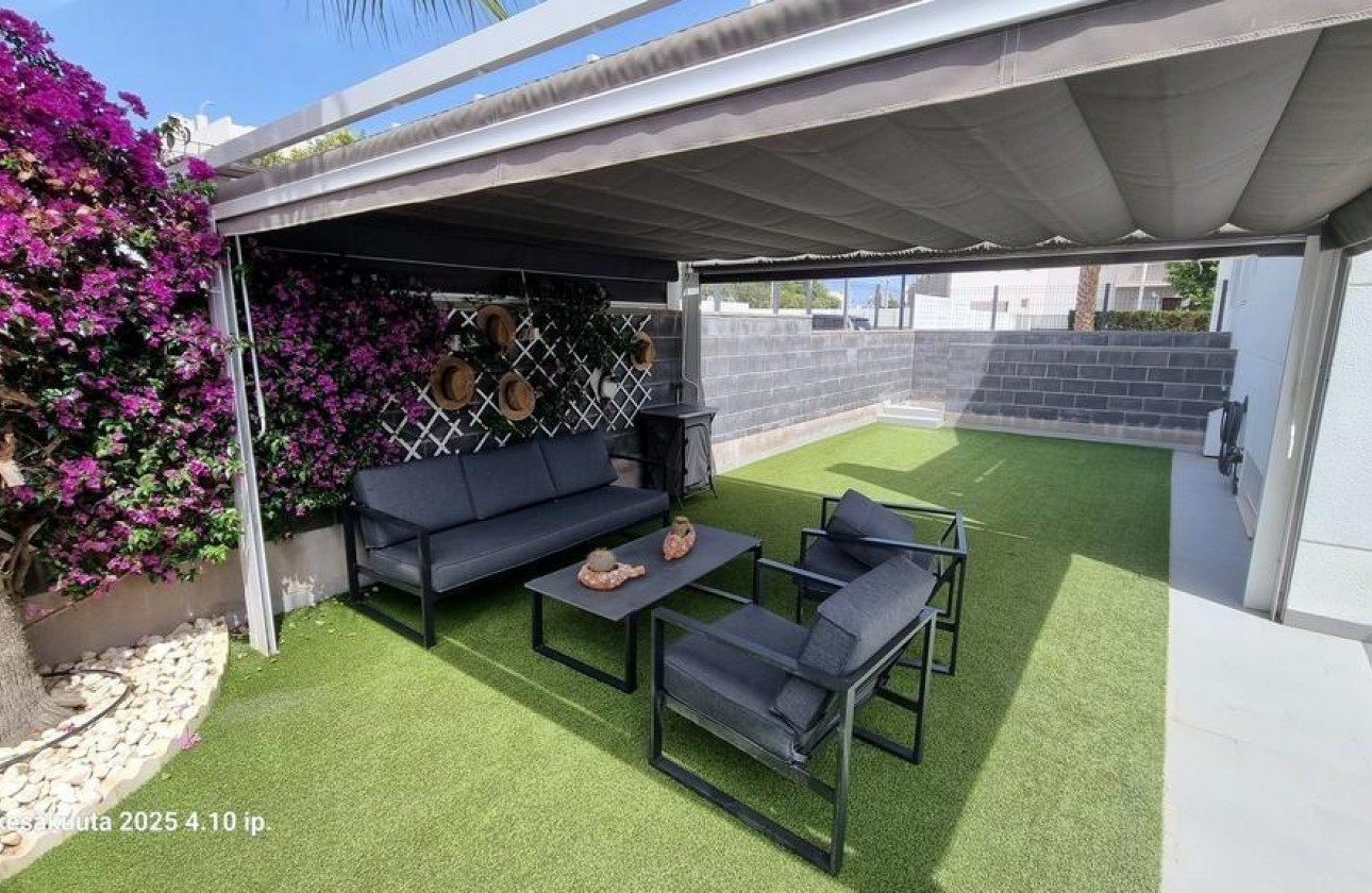 Resale - Chalet - Torrevieja - Aguas nuevas 1