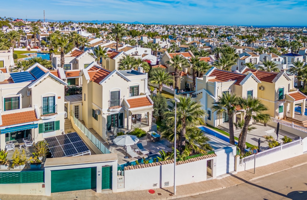 Resale - Villa * - Orihuela Costa - Los Dolses*