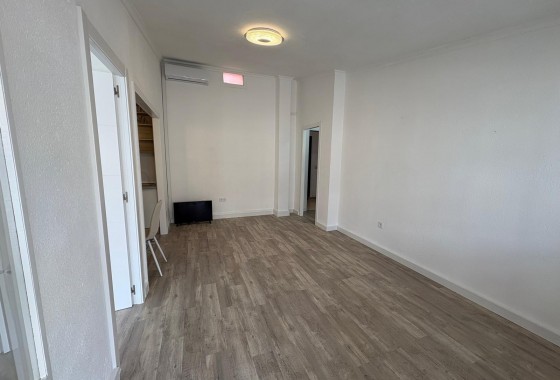 Resale - Apartment - Torrevieja - Estacion de autobuses