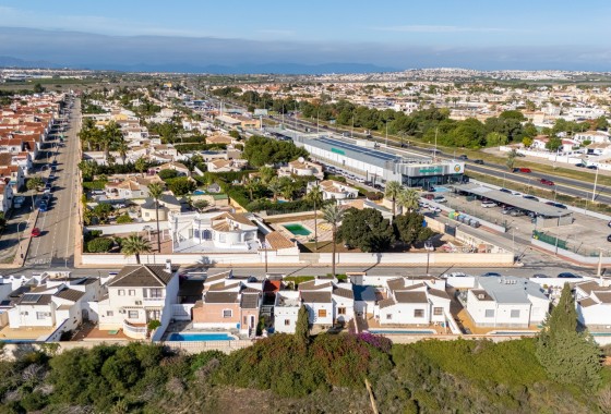 Revente - Villa - Torrevieja - Urbanización San Luis