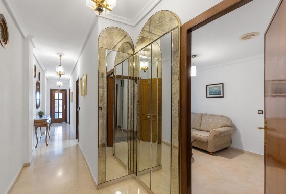 Resale - Apartment - Torrevieja - Paseo maritimo