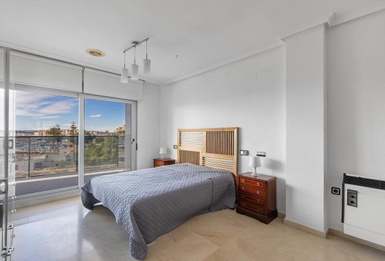 Resale - Apartment - Torrevieja - Paseo maritimo