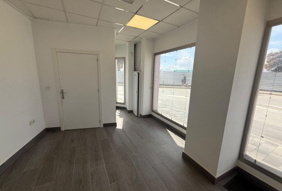 Alquiler a largo plazo - Local - Torrevieja - Paseo maritimo