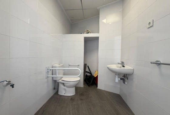 Alquiler a largo plazo - Local - Torrevieja - Paseo maritimo